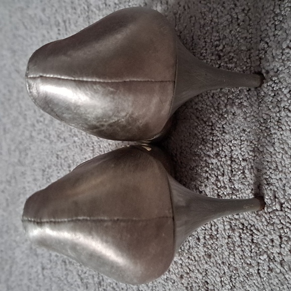 CARLOS Metallic Gold Leather Pumps - Picture 7 of 14